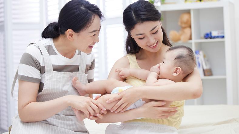 为什么人抱东西爱用右手,抱娃娃却用左手?